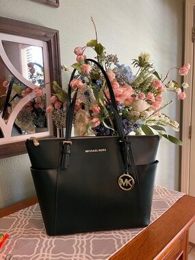 Michael Kors dark green  LIKE NEW!! Saffiano Leather